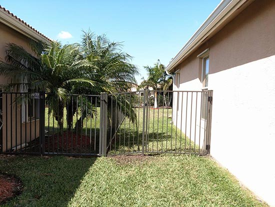 Aluminum Gate | Florida Fence Builder | SMITHERY Post & Plank