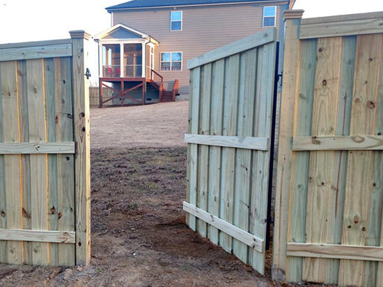 Wood Fence Construction | Florida Fence Builders | SMITHERY Post & Plank